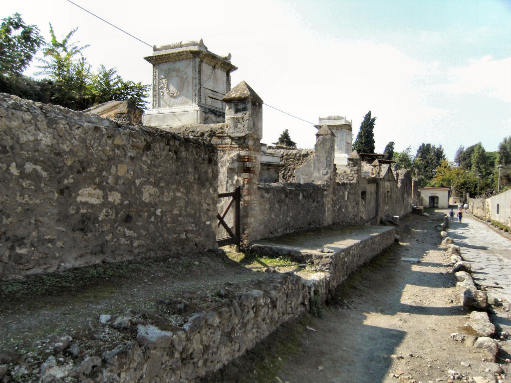 Pompeii tombs